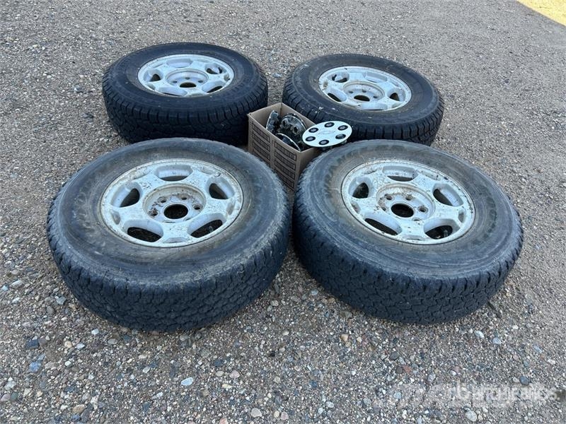 Quantity of (4) LT245/75R16 Tires Pneumatici, ruote e cerchioni