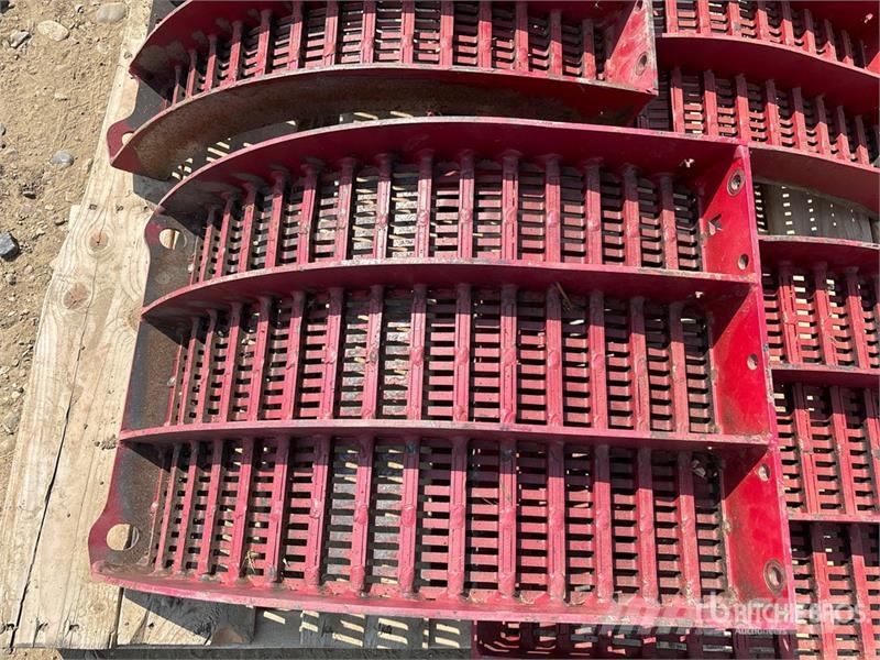 Quantity of (4) Mad Combine Concave - Fits Case IH Sklízecí mlátičky