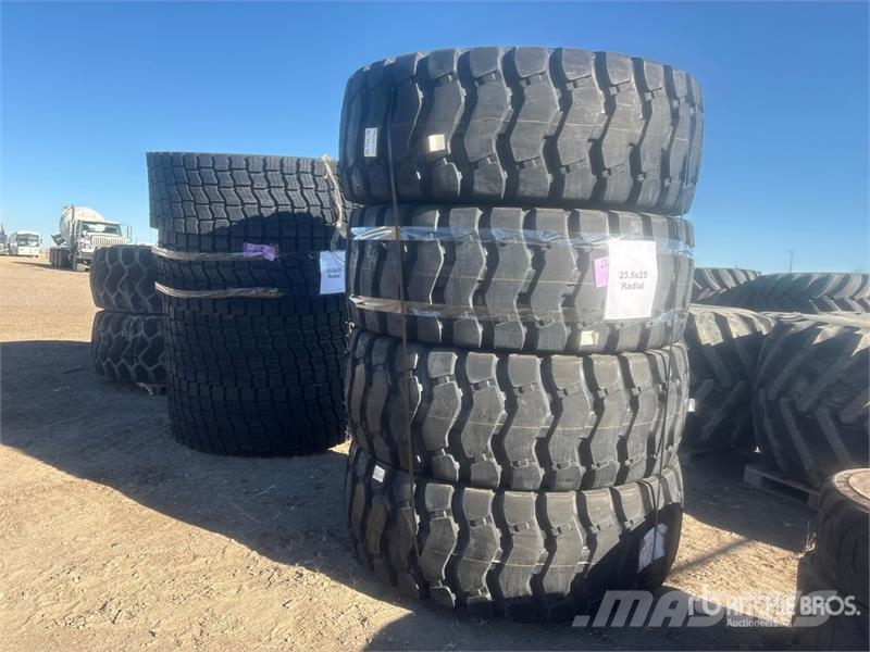 Quantity of (4) Marcher Dumax 568 23.5R25 Tires - Gume, točkovi i felne