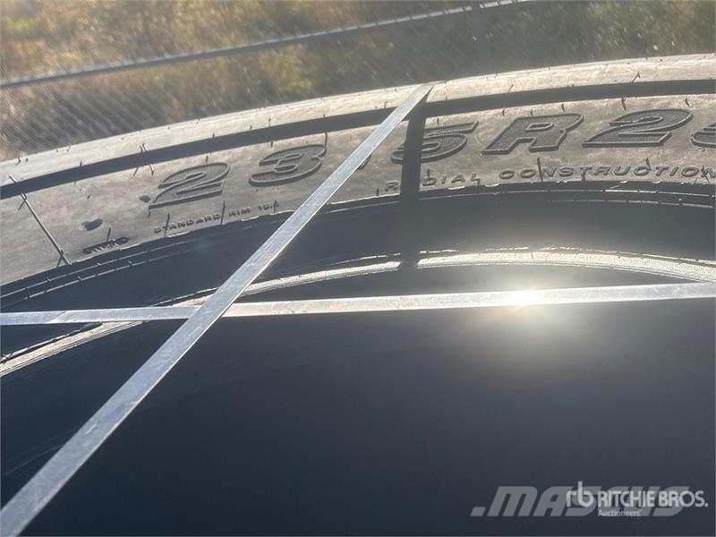 Quantity of (4) Marcher Dumax 568 23.5R25 Tires - Gume, točkovi i felne