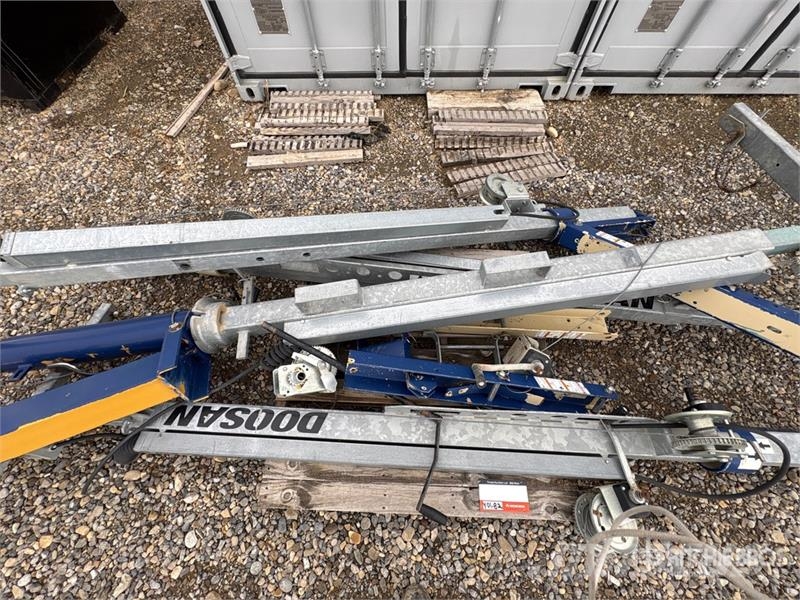 Quantity of (4) Masts to fit Light Tower Fénytornyok