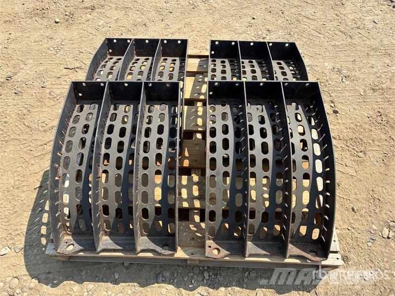 Quantity of (4) Max Thresh Inserts Combine Concave Sklízecí mlátičky