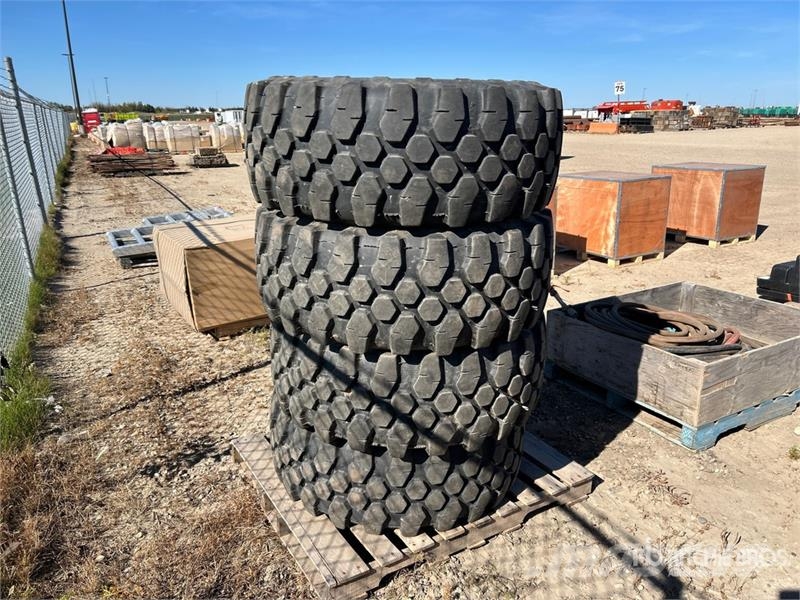 Quantity of (4) Michelin 400/70R20 Tires Gume, točkovi i felne