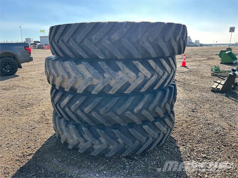 Quantity of (4) Michelin Spraybib 380/90R46 Tires Gume, točkovi i felne