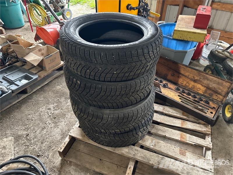 Quantity of (4) Michelin 225/55R17 Tires Tyres, wheels and rims