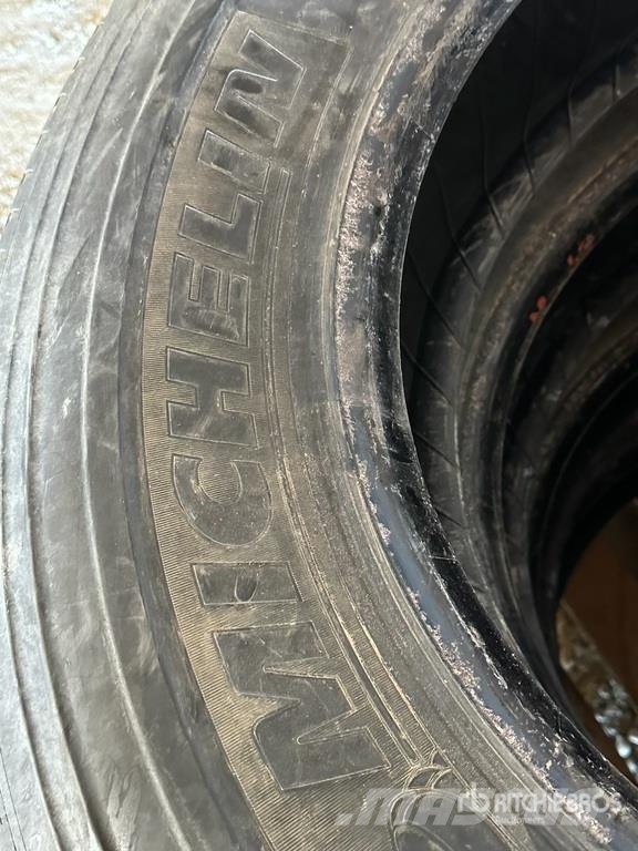  Quantity of (4) Michelin 11R24.5 Tires Gume, točkovi i felne