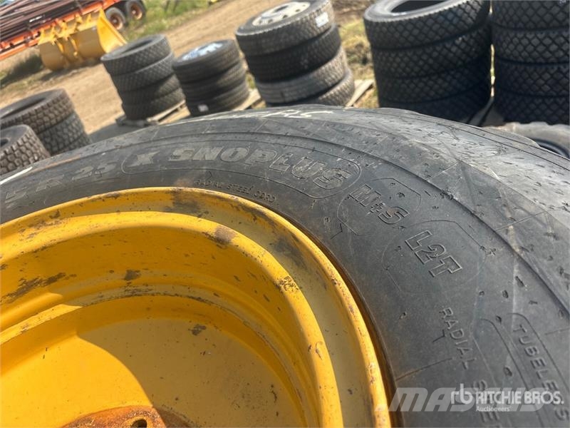 Quantity of (4) Michelin 17.5R25 Tires Opony, koła i felgi
