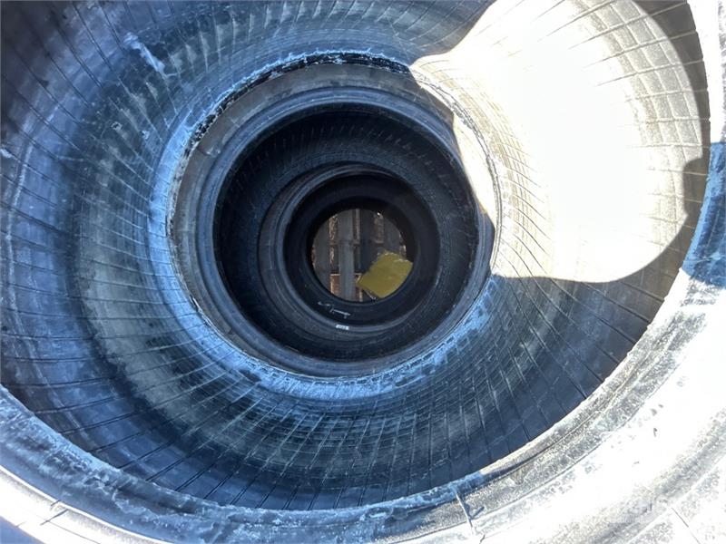 Quantity of (4) Michelin 400/70R20 Tires Gume, točkovi i felne