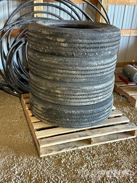 Quantity of (4) Michelin 11R24.5 Tires Gume, točkovi i felne