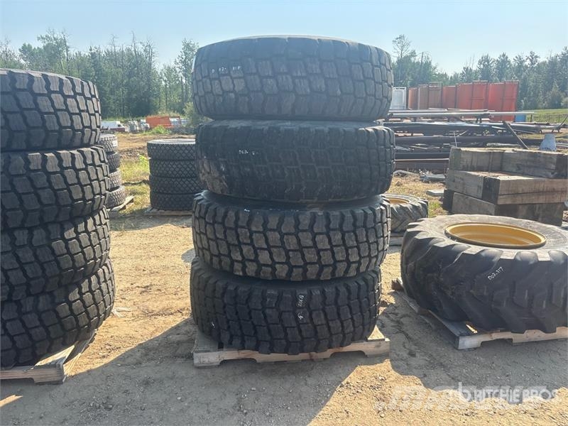 Quantity of (4) Michelin 17.5R25 Tires Opony, koła i felgi