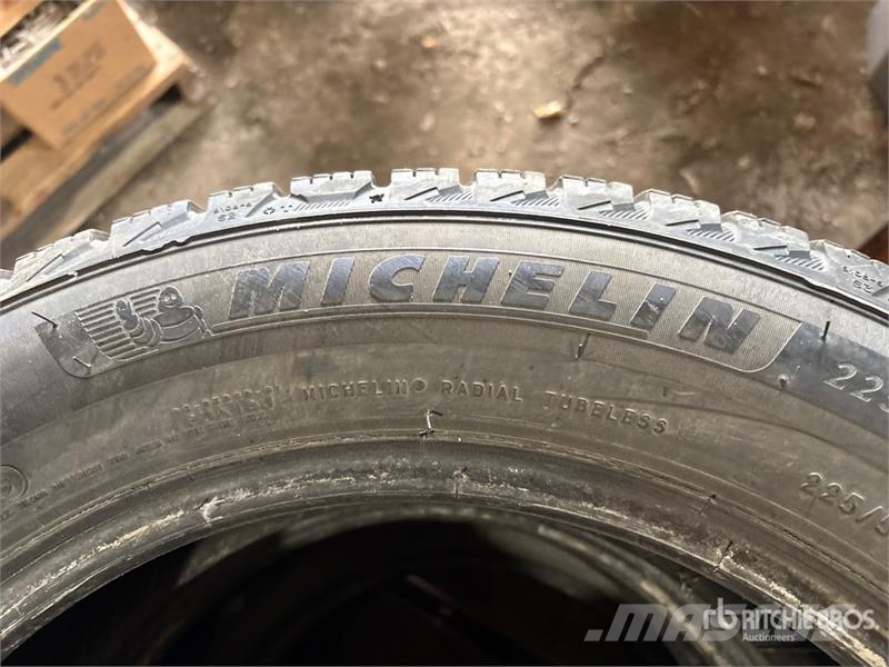 Quantity of (4) Michelin 225/55R17 Tires Tyres, wheels and rims