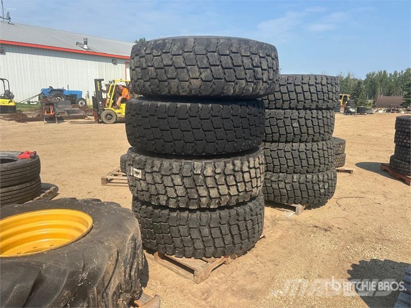 Quantity of (4) Michelin 17.5R25 Tires Opony, koła i felgi