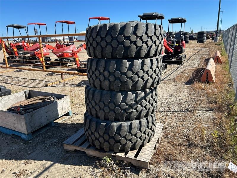 Quantity of (4) Michelin 400/70R20 Tires Gume, točkovi i felne