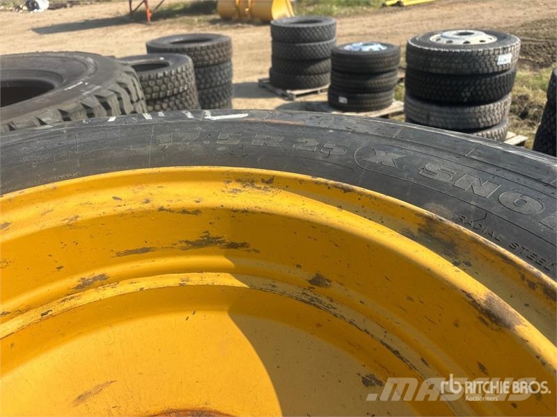 Quantity of (4) Michelin 17.5R25 Tires Opony, koła i felgi