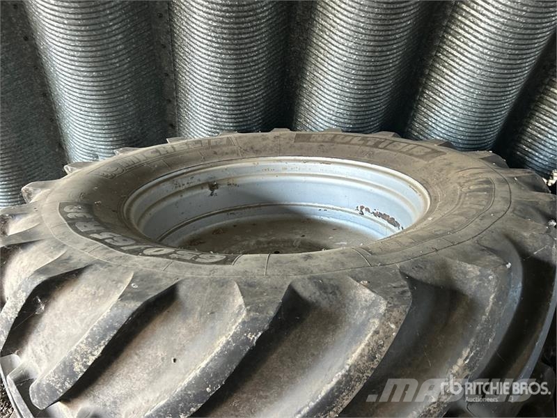  Quantity of (4) Michelin Sprayer Tires 650/65R38 T Gume, točkovi i felne