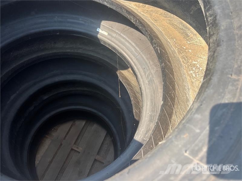 Quantity of (4) Michelin 17.5R25 Tires (Unused) Opony, koła i felgi