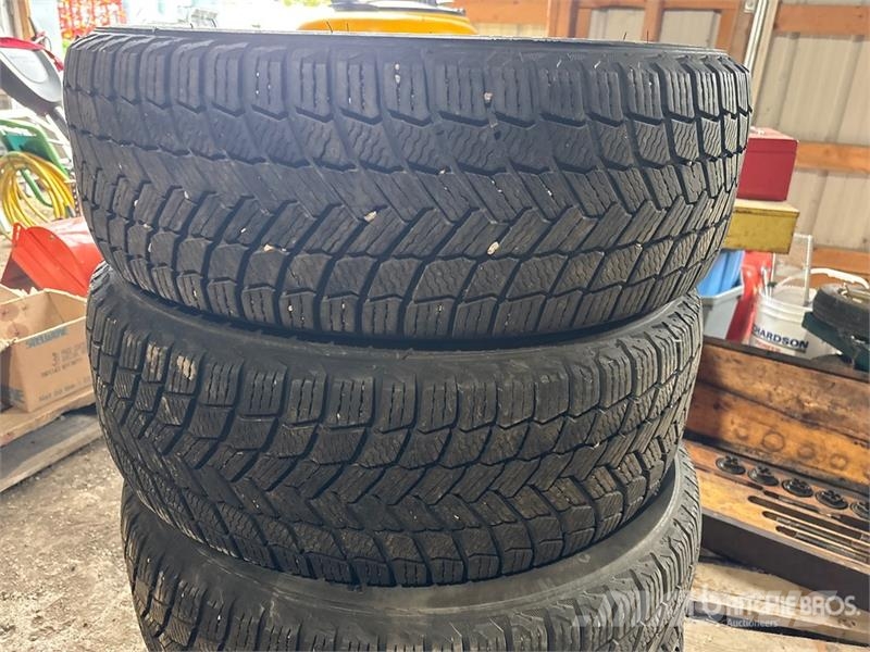 Quantity of (4) Michelin 225/55R17 Tires Tyres, wheels and rims