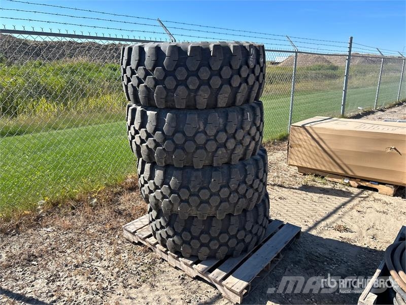 Quantity of (4) Michelin 400/70R20 Tires Gume, točkovi i felne