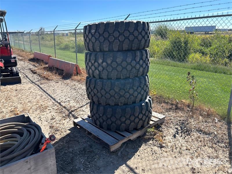 Quantity of (4) Michelin 400/70R20 Tires Gume, točkovi i felne