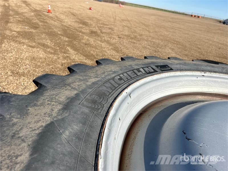 Quantity of (4) Michelin Spraybib 380/90R46 Tires Gume, točkovi i felne