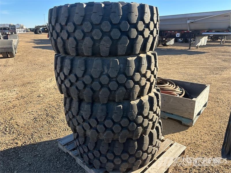 Quantity of (4) Michelin 400/70R20 Tires Gume, točkovi i felne