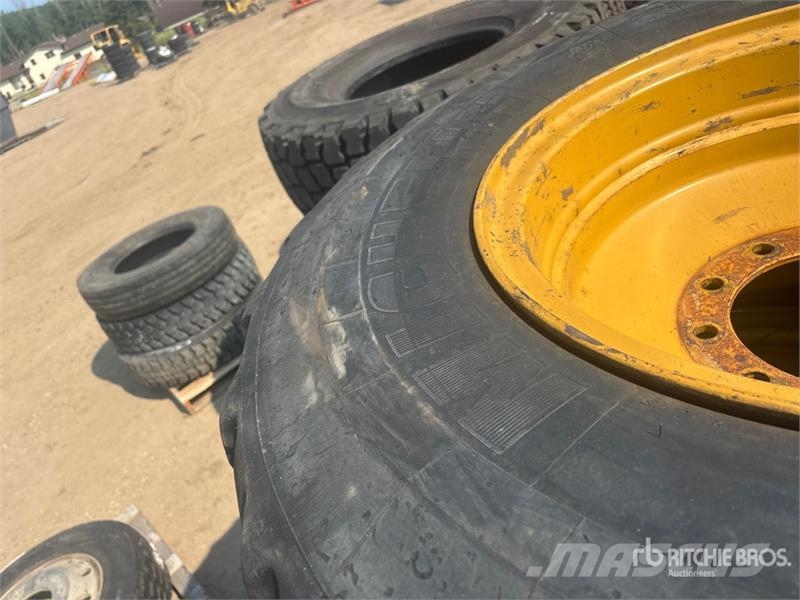 Quantity of (4) Michelin 17.5R25 Tires Opony, koła i felgi