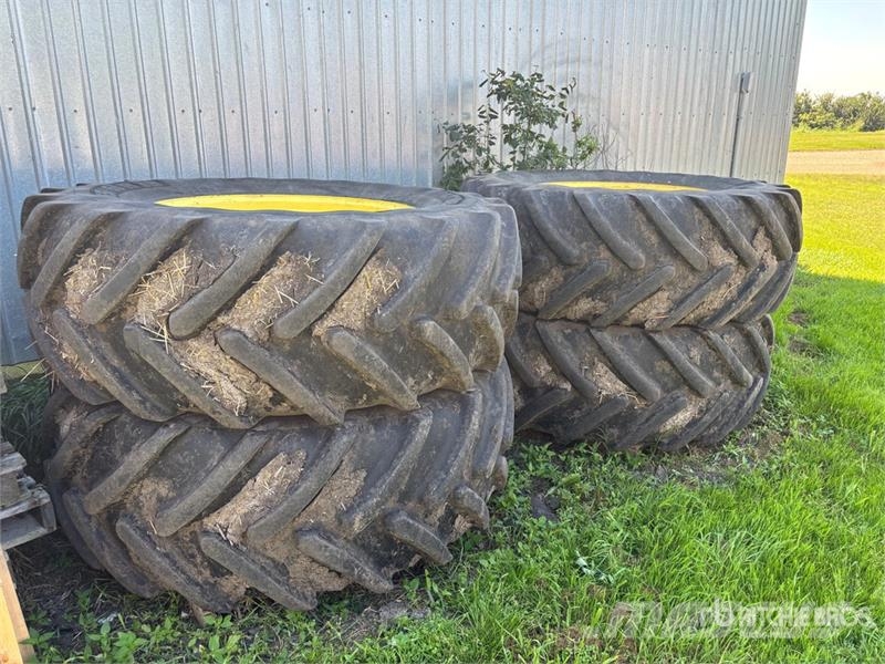  Quantity of (4) Michelin 650/65R38 Tires - Fits Jo Opony, koła i felgi