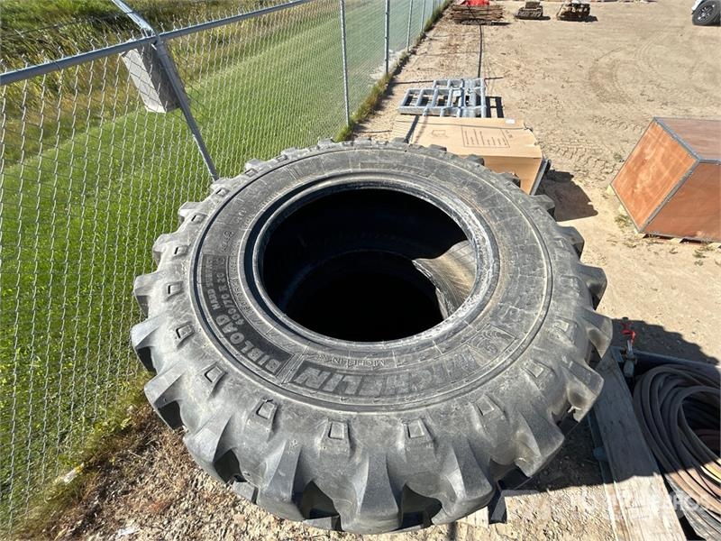 Quantity of (4) Michelin 400/70R20 Tires Gume, točkovi i felne