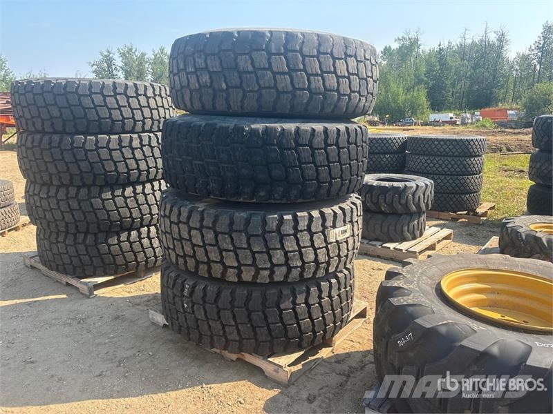 Quantity of (4) Michelin 17.5R25 Tires Opony, koła i felgi