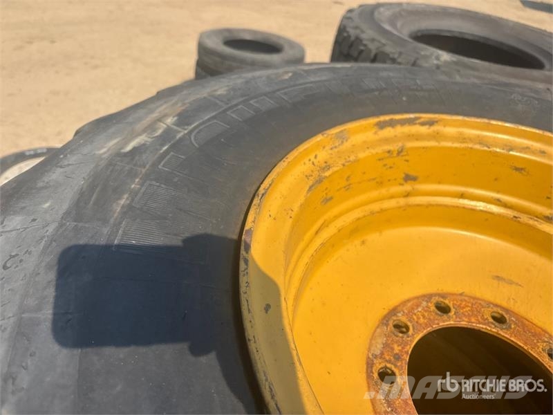 Quantity of (4) Michelin 17.5R25 Tires Opony, koła i felgi