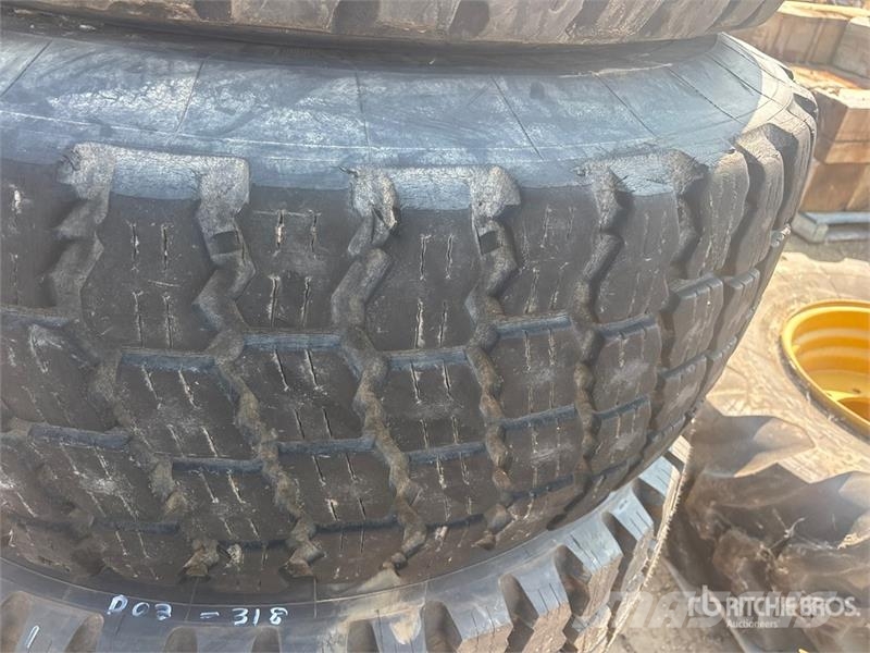 Quantity of (4) Michelin 17.5R25 Tires Opony, koła i felgi
