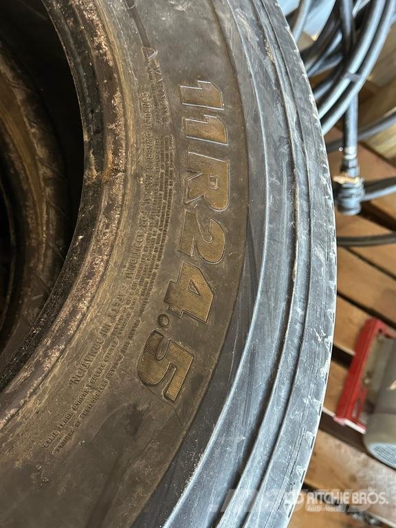 Quantity of (4) Michelin 11R24.5 Tires Gume, točkovi i felne