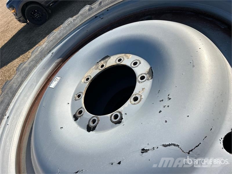 Quantity of (4) Michelin Spraybib 380/90R46 Tires Gume, točkovi i felne