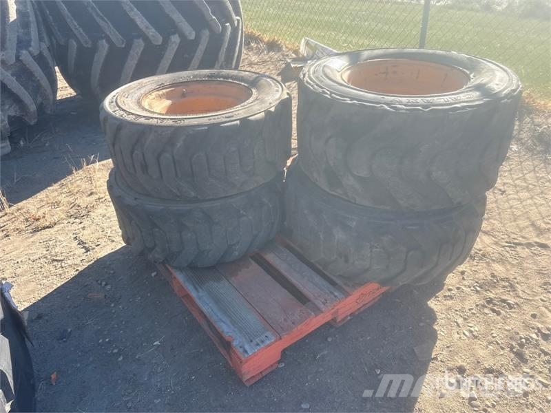  Quantity of (4) Mixed Tires - Fits Skid Steer الإطارات والعجلات والحافات