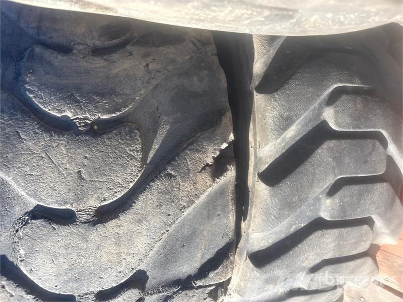  Quantity of (4) Mixed Tires - Fits Skid Steer الإطارات والعجلات والحافات