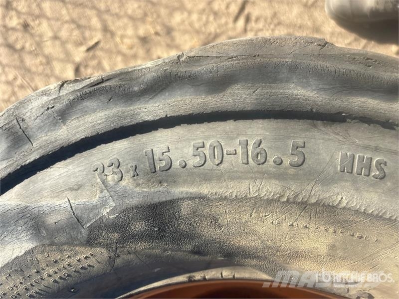  Quantity of (4) Mixed Tires - Fits Skid Steer الإطارات والعجلات والحافات