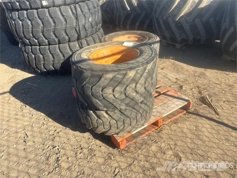  Quantity of (4) Mixed Tires - Fits Skid Steer الإطارات والعجلات والحافات