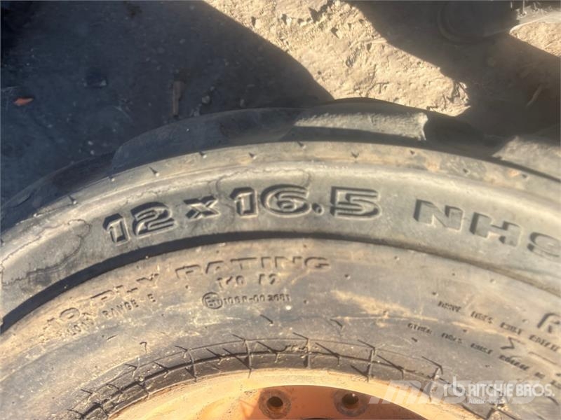  Quantity of (4) Mixed Tires - Fits Skid Steer الإطارات والعجلات والحافات