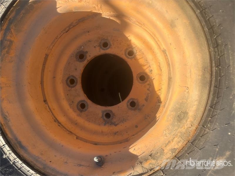  Quantity of (4) Mixed Tires - Fits Skid Steer الإطارات والعجلات والحافات