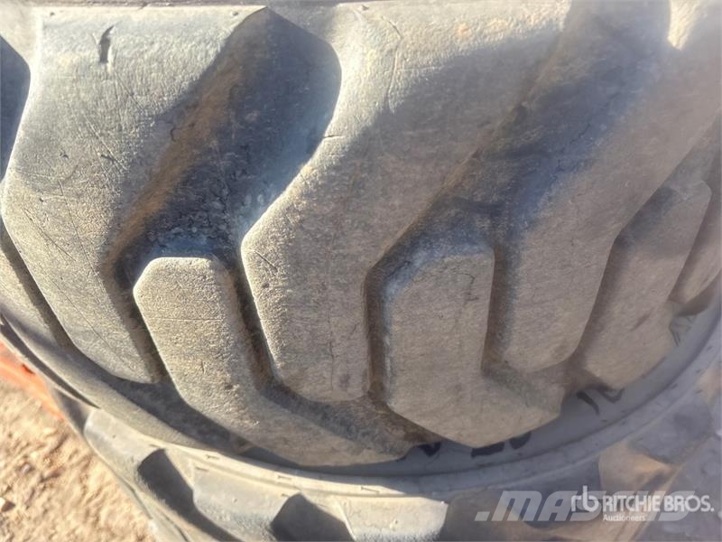  Quantity of (4) Mixed Tires - Fits Skid Steer الإطارات والعجلات والحافات