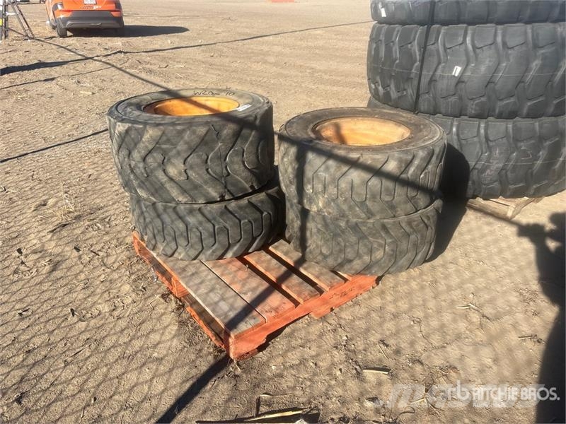  Quantity of (4) Mixed Tires - Fits Skid Steer الإطارات والعجلات والحافات