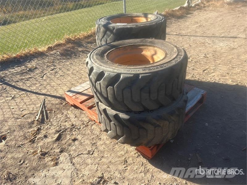  Quantity of (4) Mixed Tires - Fits Skid Steer الإطارات والعجلات والحافات
