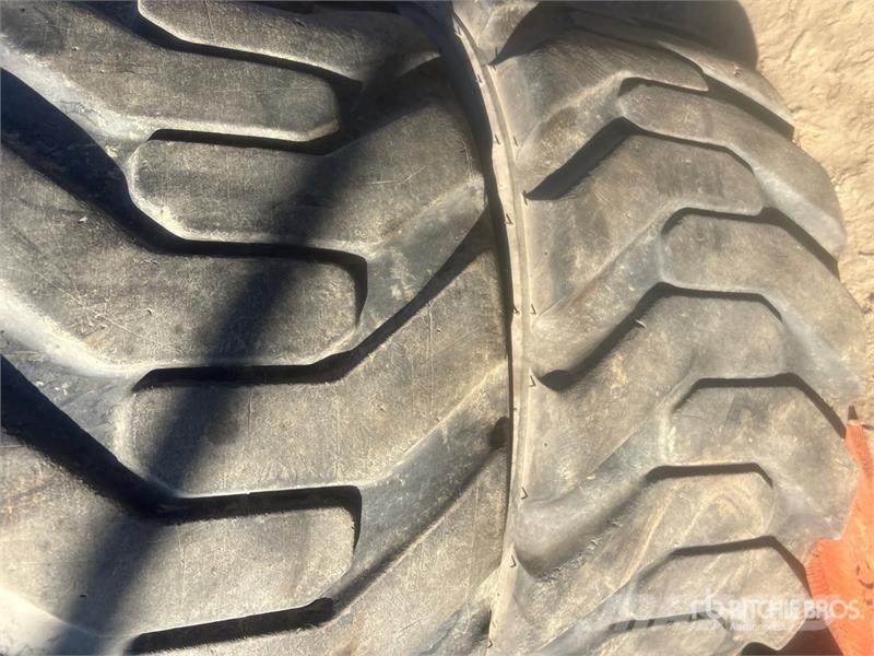  Quantity of (4) Mixed Tires - Fits Skid Steer الإطارات والعجلات والحافات