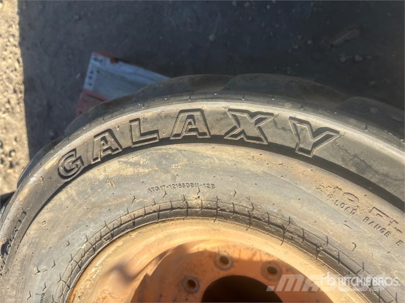  Quantity of (4) Mixed Tires - Fits Skid Steer الإطارات والعجلات والحافات