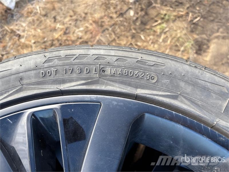 Quantity of (4) Nitto NT420V 265/40R22 Tires - Fit Gume, kolesa in platišča
