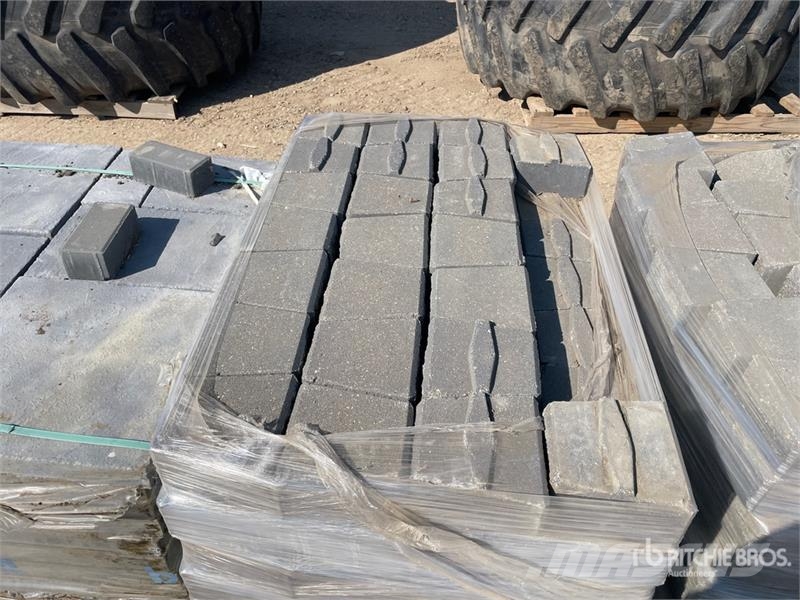  Quantity of (4) Pallets of Landscaping Bricks Lauksaimniecība- Citi