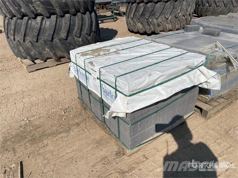  Quantity of (4) Pallets of Landscaping Bricks Lauksaimniecība- Citi