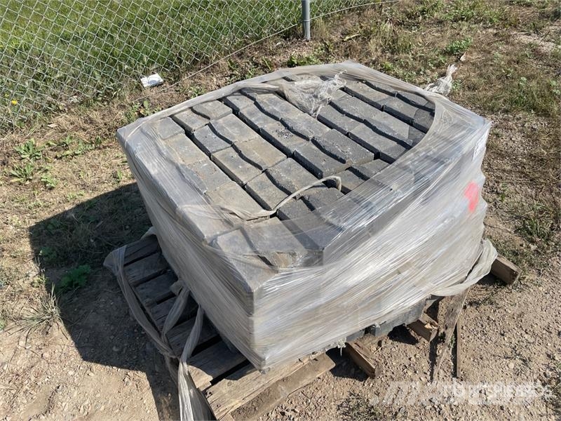 Quantity of (4) Pallets of Landscaping Bricks Lauksaimniecība- Citi