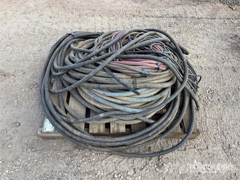 Quantity of (4) Pallets of Hose Ďalšie komponenty