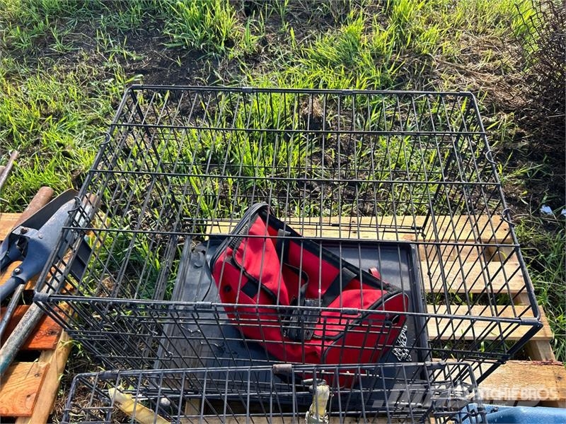 Quantity of (4) Pet Kennels & Wire Dog Crates Drugi deli